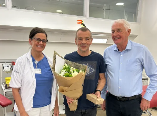 Arnold Rasmussen givið blóð 75 ferðir Arnold Rasmussen givið blóð 75 ferðir